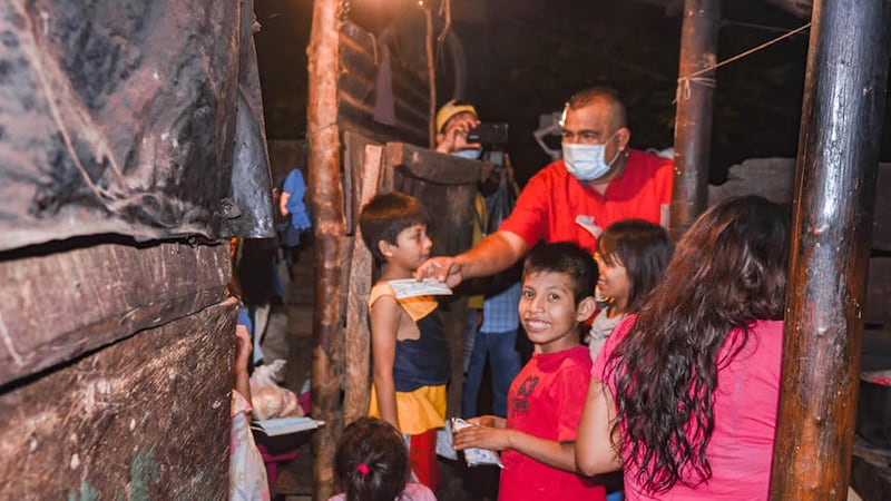 Otto Barrios, un migrante guatemalteco, que entrega ayuda humanitaria en el país