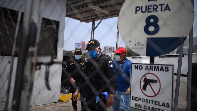 Paciente con Covid-19 se sale del hospital del Parque de la Industria sin autorización