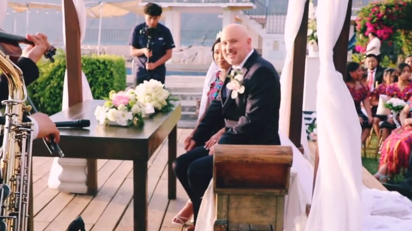 Dos personas de distintas culturas unen su vida en matrimonio.