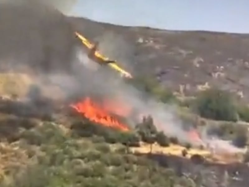 VIDEO: Momento en que avión que combatía incendios se estrella en Grecia