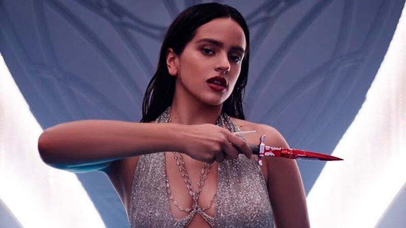 Rosalía se pasea en las calles en descarado vestido transparente, dejando ver su microtanga