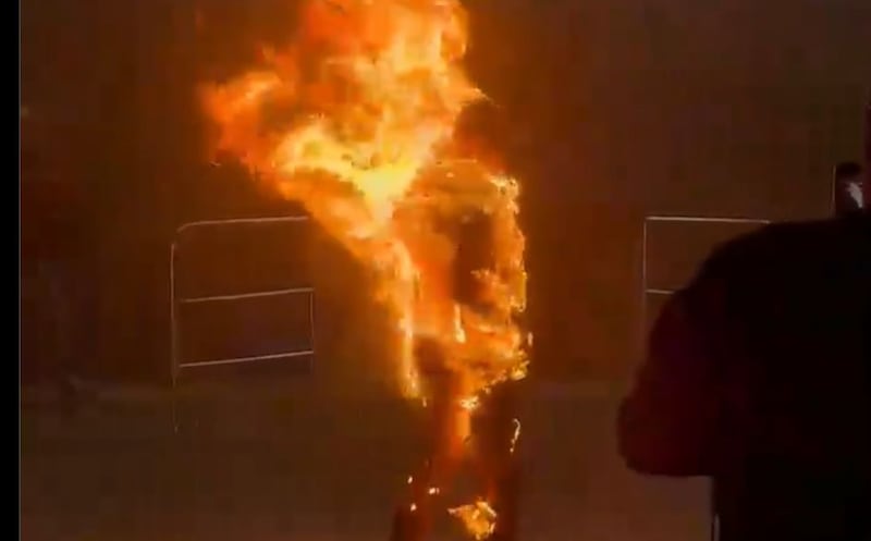 Un hombre se prendió fuego en plena estación del metro este viernes, ante la mirada atónita de decenas de personas.