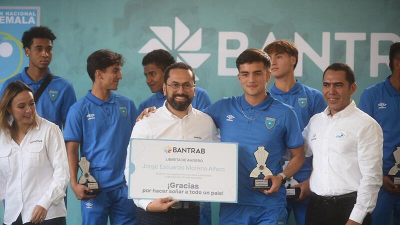 Bantrab entrega reconocimiento a Selección Sub-20 por su clasificación al Mundial