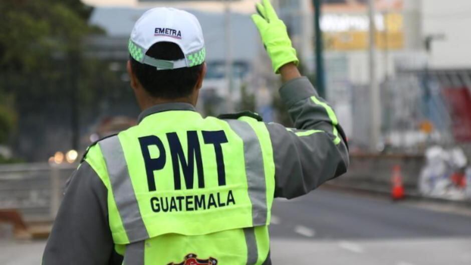 VIDEO. Transeúnte se agarra a golpes con un agente de la PMT