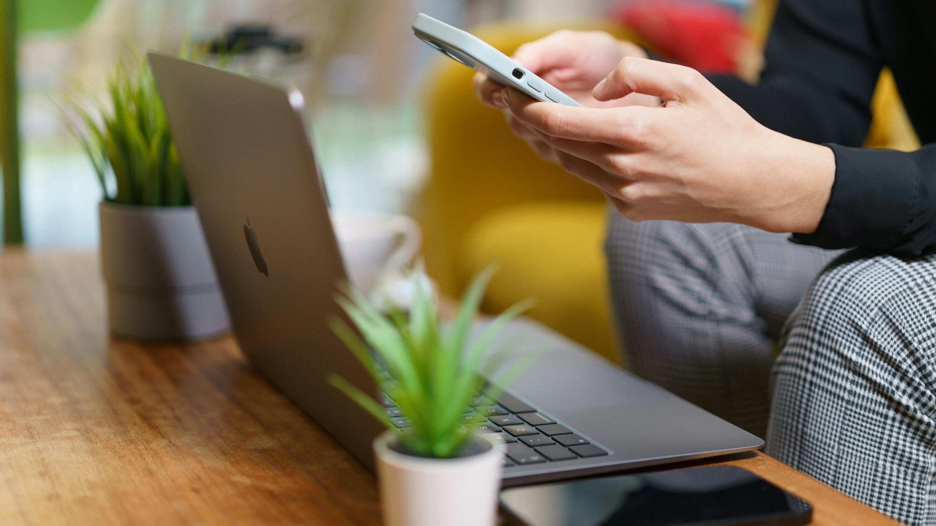 Es importante que desarrolles hábitos saludables y puedes iniciar con algunos ejercicios en tu oficina. Foto: Archivo.