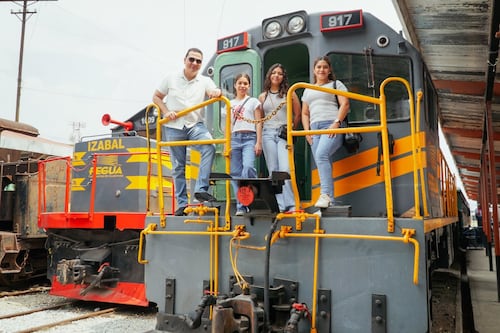 Sorprende a papá con un viaje en tren, historia y fútbol