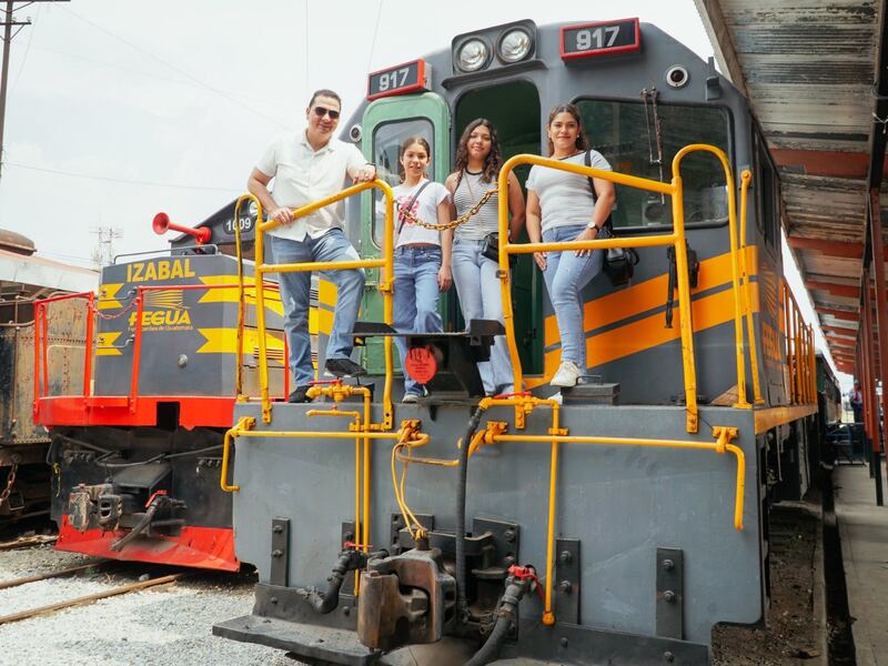 Sorprende a papá con un viaje en tren, historia y fútbol