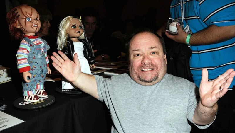 Fallece actor que le dio vida al muñeco diabólico, Chucky