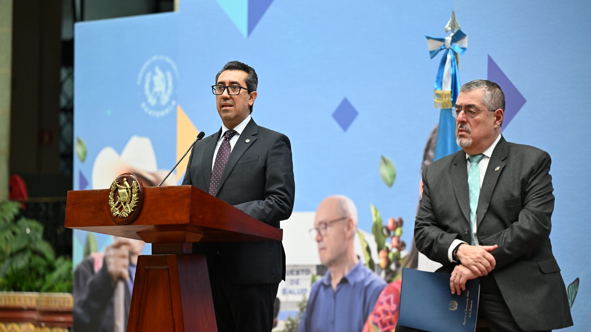 El presidente Bernardo Arévalo junto con Jonathan Menkos, ministro de Finanzas.