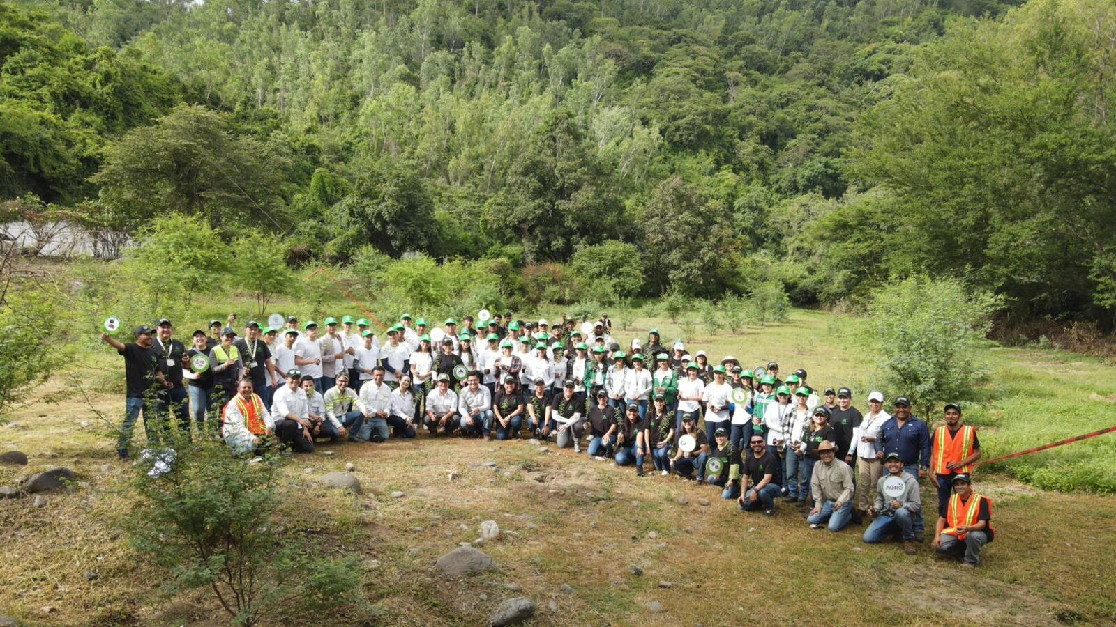 Voluntarios sembraron los árboles de mezquite en el corredor seco de Sanarate, El Progreso.