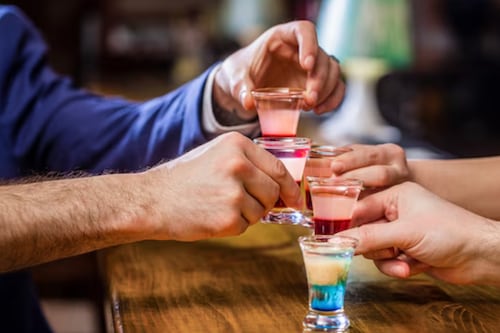 Joven de 23 años muere tras intentar peligroso reto viral con licor en una discoteca