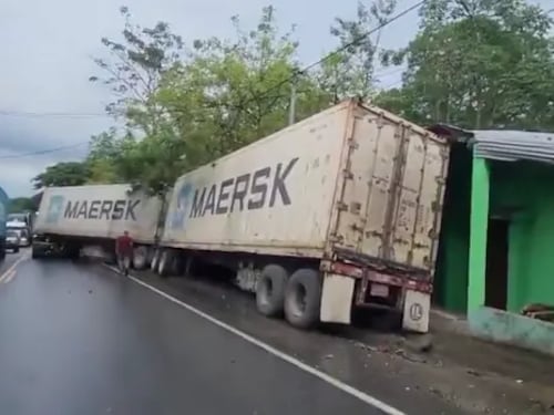 Cabezal con doble remolque derrapa y bloquea carril en la ruta al Atlántico