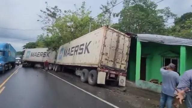 Tráiler con doble remolque derrapa en la ruta al Atlántico y complica el tránsito en Izabal. Foto: RRSS