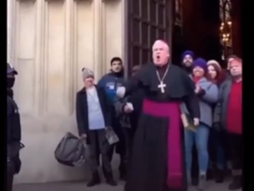 VIDEO. Sacerdote enfrenta a agentes del ICE y se vuelve viral por proteger a feligreses en iglesia