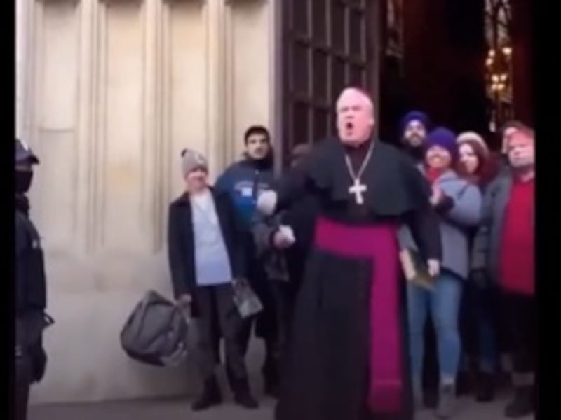 VIDEO. Sacerdote enfrenta a agentes del ICE y se vuelve viral por proteger a feligreses en iglesia