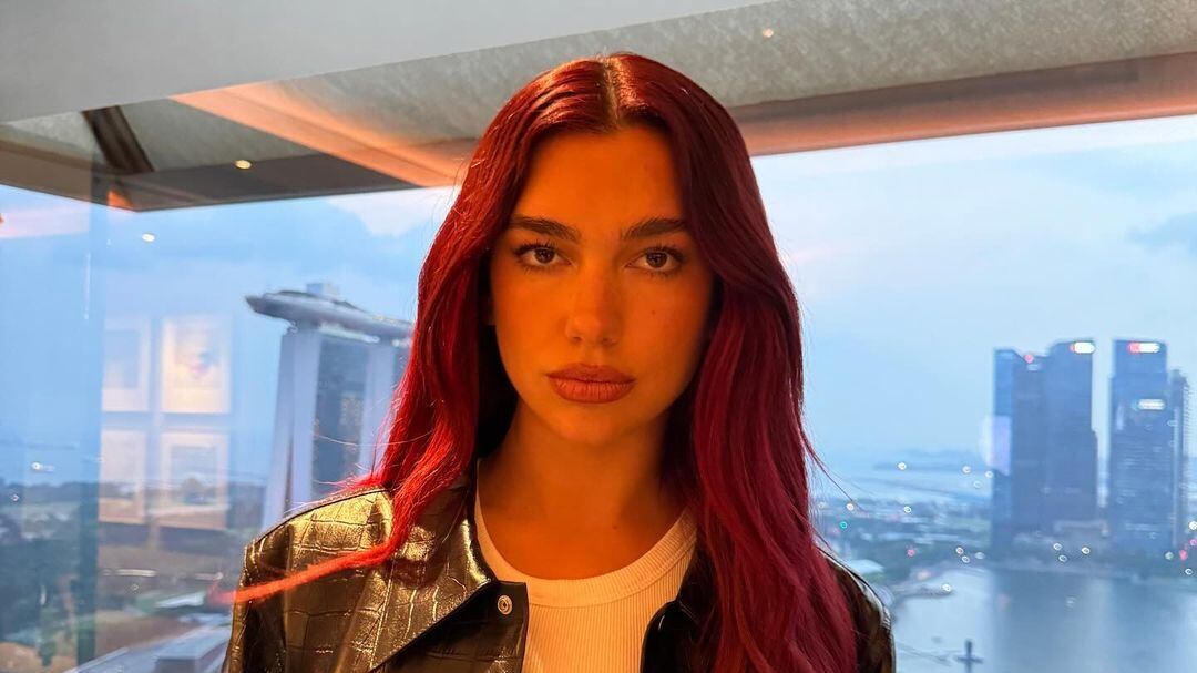Dua Lipa prova que os sapatos vermelhos estão com tudo nessa temporada