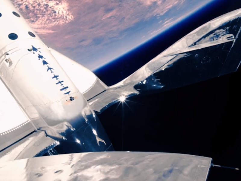 VIDEO: Los tres pasajeros que viajarán en segundo vuelo comercial al espacio de Virgin Galactic