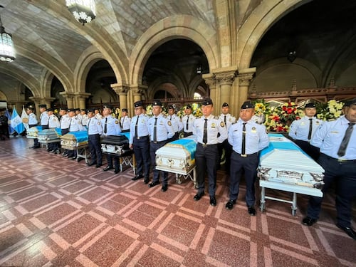 Legisladores proponen pensión vitalicia para familias de agentes de la PNC fallecidos