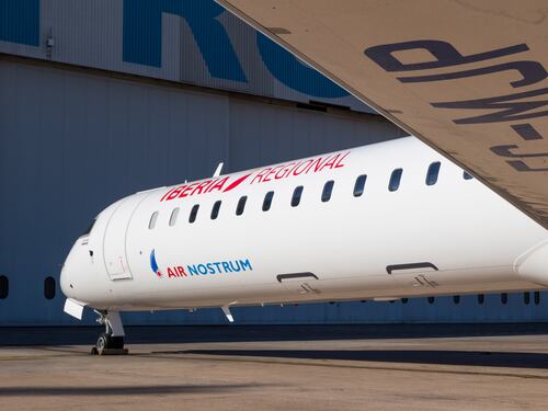 Avión rumbo a Madrid impacta contra hangar militar; viajaban 57 personas