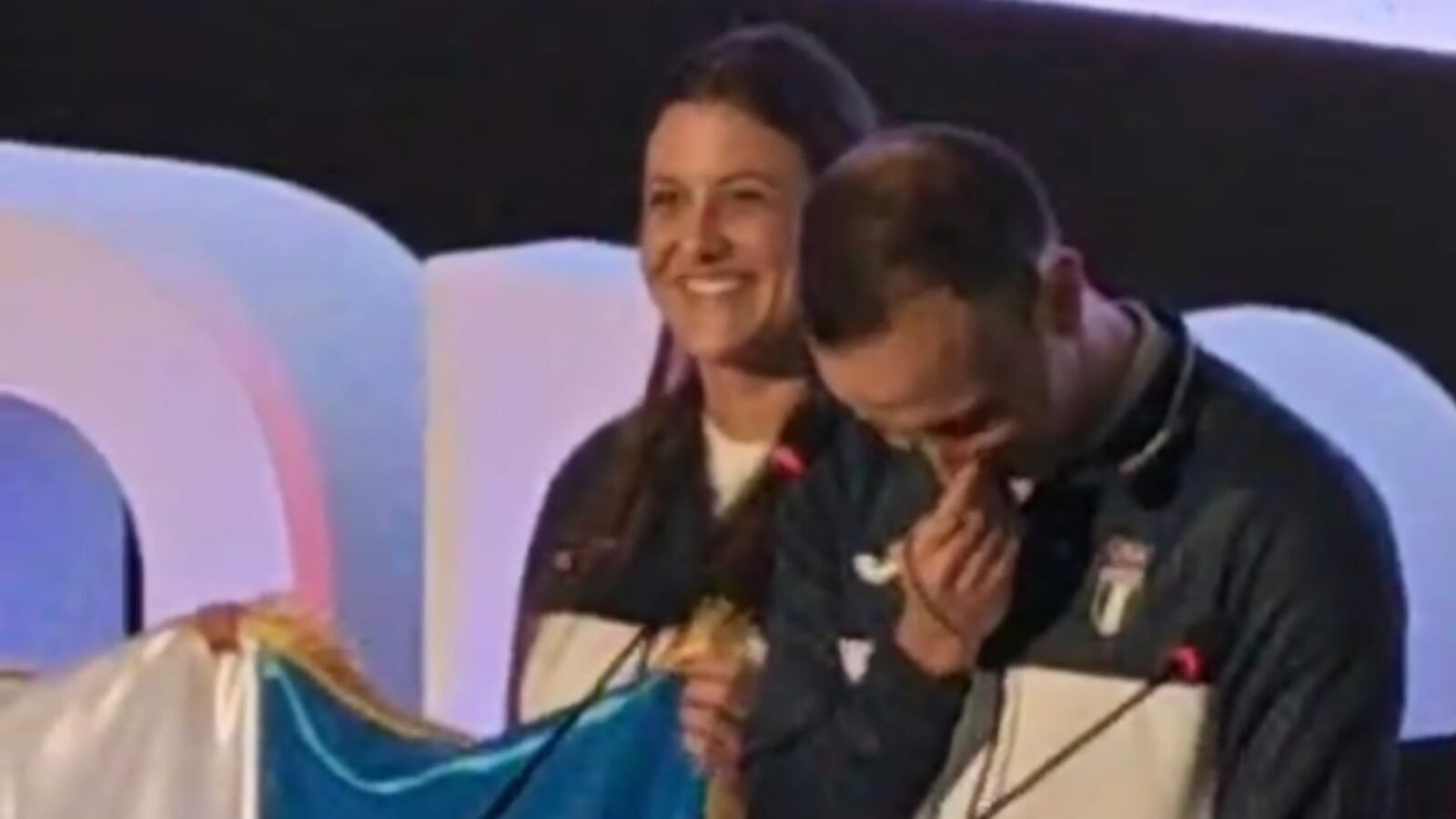 Kevin Cordón rompe en llanto durante el acto de juramentación.