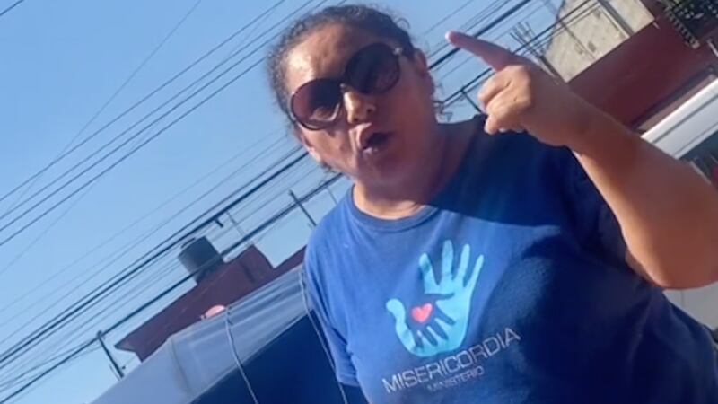 Captan en video ataque de señora contra pareja gay en la calle