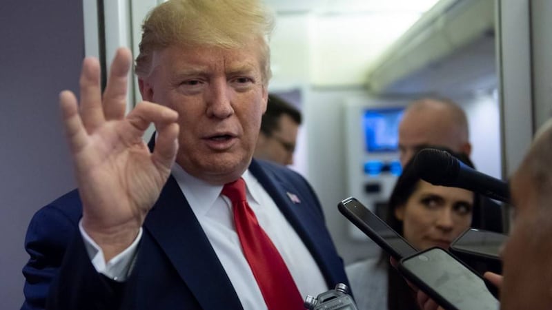 Trump alardea sobre su popularidad durante visita a hospital en Texas