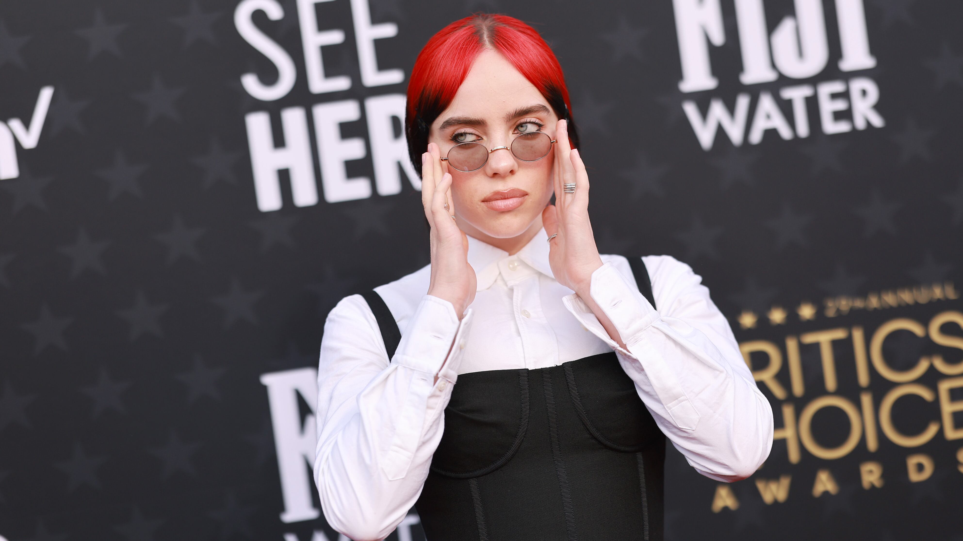 La cantante asiste a los premios Critics Choice Awards 2024.