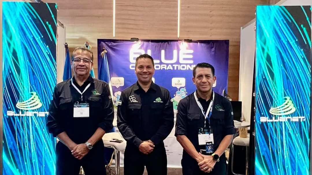 Blue Corporation lidera la transformación tecnológica en Guatemala con su red propia de fibra óptica y soluciones AIoT de última generación.