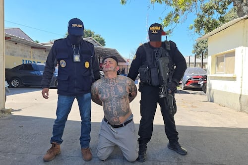 Dos fusiles y cuatro pistolas: el botín hallado tras la captura de alias “Bufón” en San Pedro Ayampuc