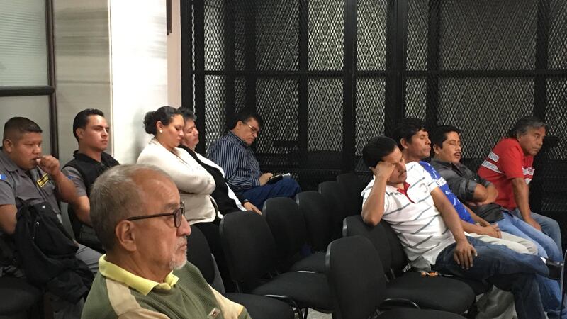 Otorgan arresto domiciliario a siete acusados de corrupción en municipalidad de Chinautla