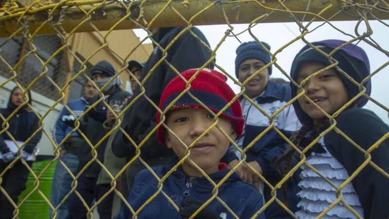 Tribunal de EE.UU. ordena que gobierno de Trump cumpla con camas y jabón para niños migrantes