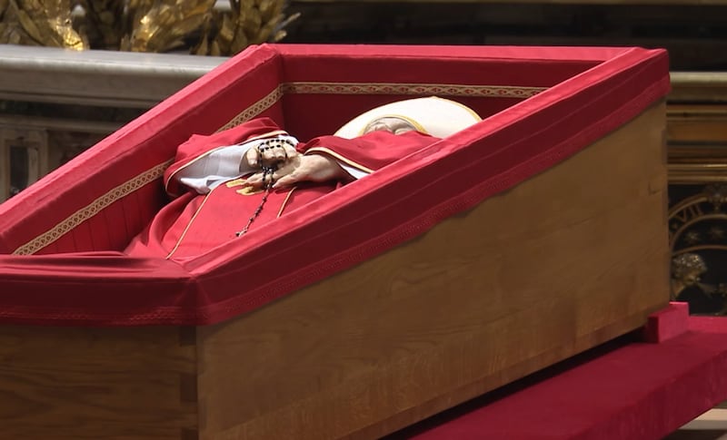 En San Pedro el rito del cierre del féretro del Papa Francisco