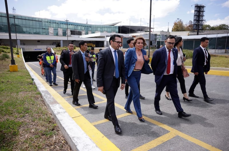 Plan para recuperar el Aeropuerto La Aurora, entre los logros de los primeros 30 días de Gobierno. Foto: Redes Sociales.