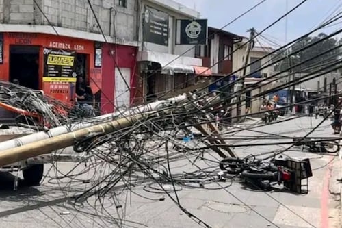 Grúa derriba poste eléctrico en zona 10 de Mixco y anuncian cierres viales