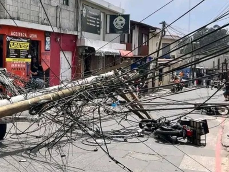 Grúa derriba poste eléctrico en zona 10 de Mixco y anuncian cierres viales