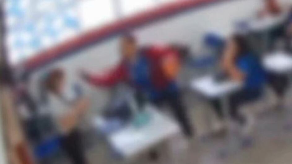 VIDEO: alumno cachetea a su maestra en el aula tras ser regañado por llegar tarde