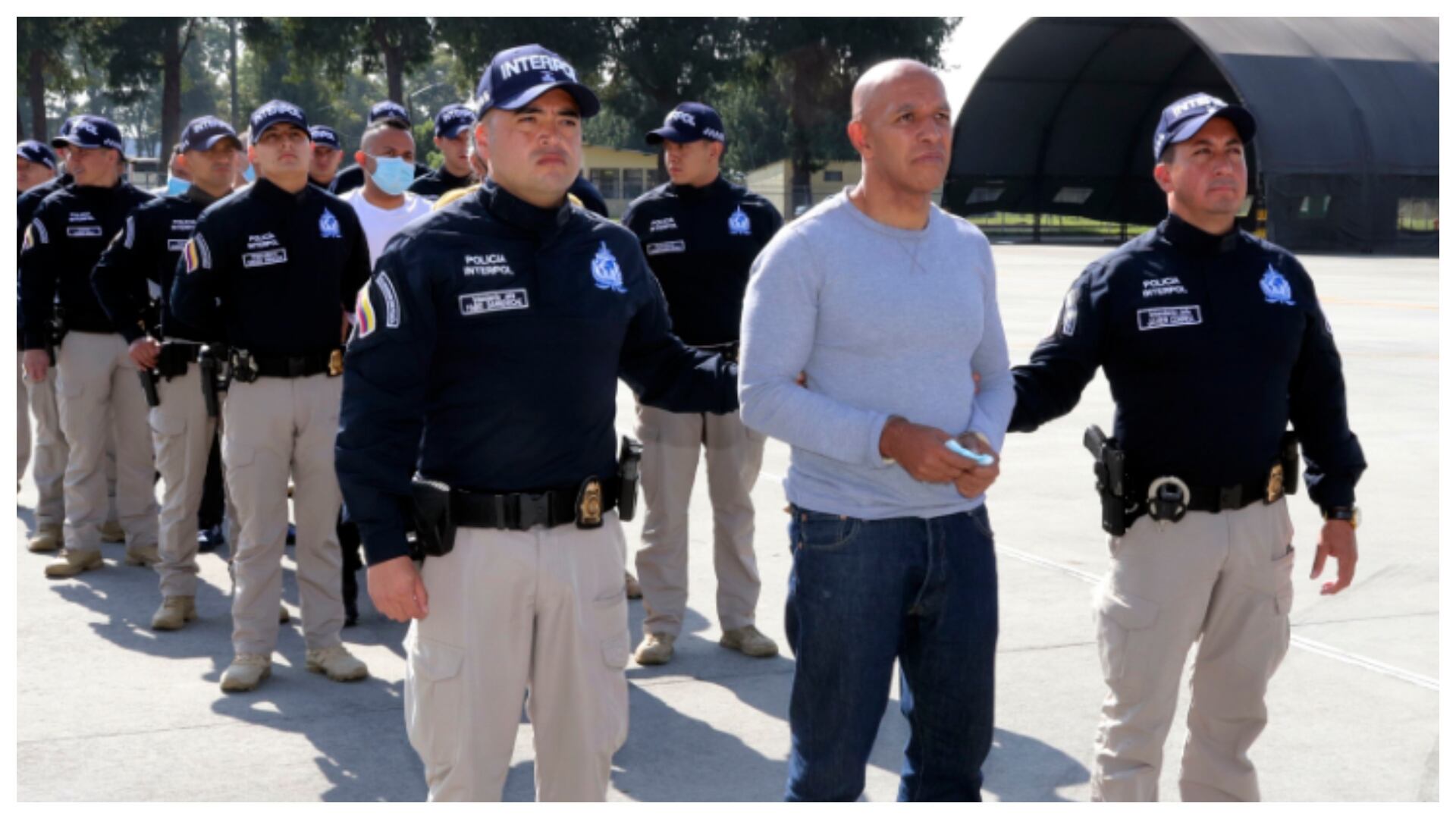 En esta foto proporcionada por la oficina de prensa de la Policía de Colombia, agentes escoltan a Álvaro Córdoba para su extradición a Estados Unidos, en Bogotá, Colombia, el jueves 19 de enero de 2023. Álvaro Córdoba es hermano de la senadora Piedad (AP)