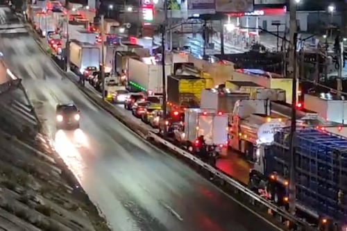 Kilómetros de tráfico en la Villalobos este martes