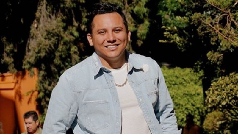 Edwin Luna desata polémica al aparecer cariñoso con mujer trans