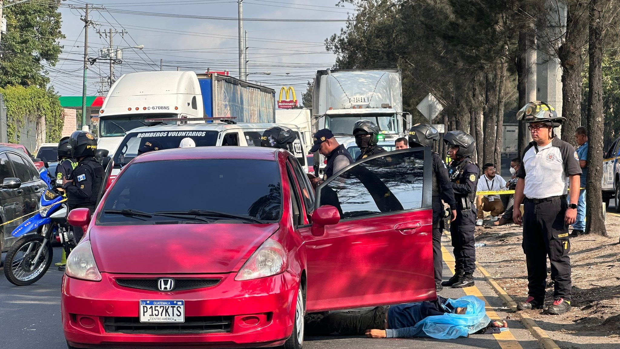 Dos personas fallecieron en el interior de un vehículo en el anillo Periférico, zona 11. Foto Bomberos Voluntarios.