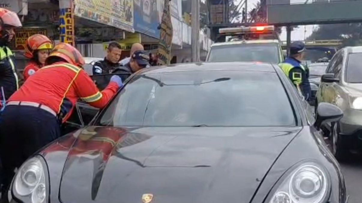 Socorristas brindaron atención en el lugar a los tripulantes, quienes presentaban crisis nerviosa tras el ataque.