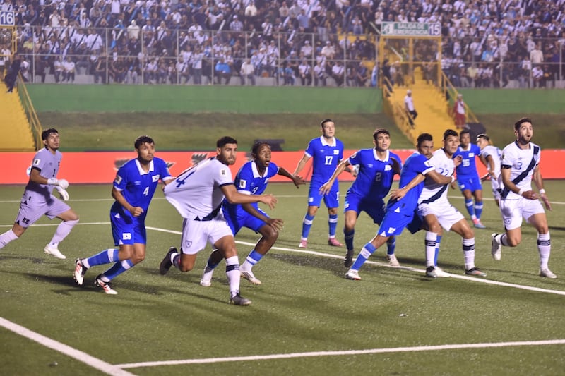 La azul y blanco no pudo en casa contra los salvadoreños. Foto: Stanley Herrarte