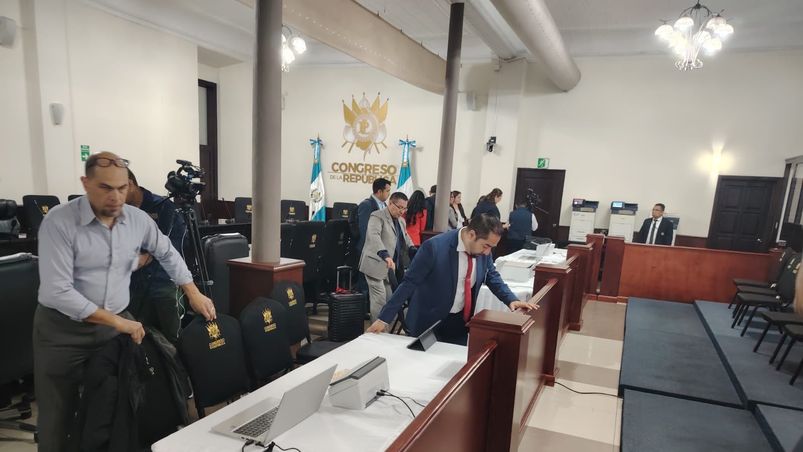 La Comisión de Postulación para magistrados del Tribunal Supremo Electoral recibe expedientes en el Congreso. Foto: @foro_gt