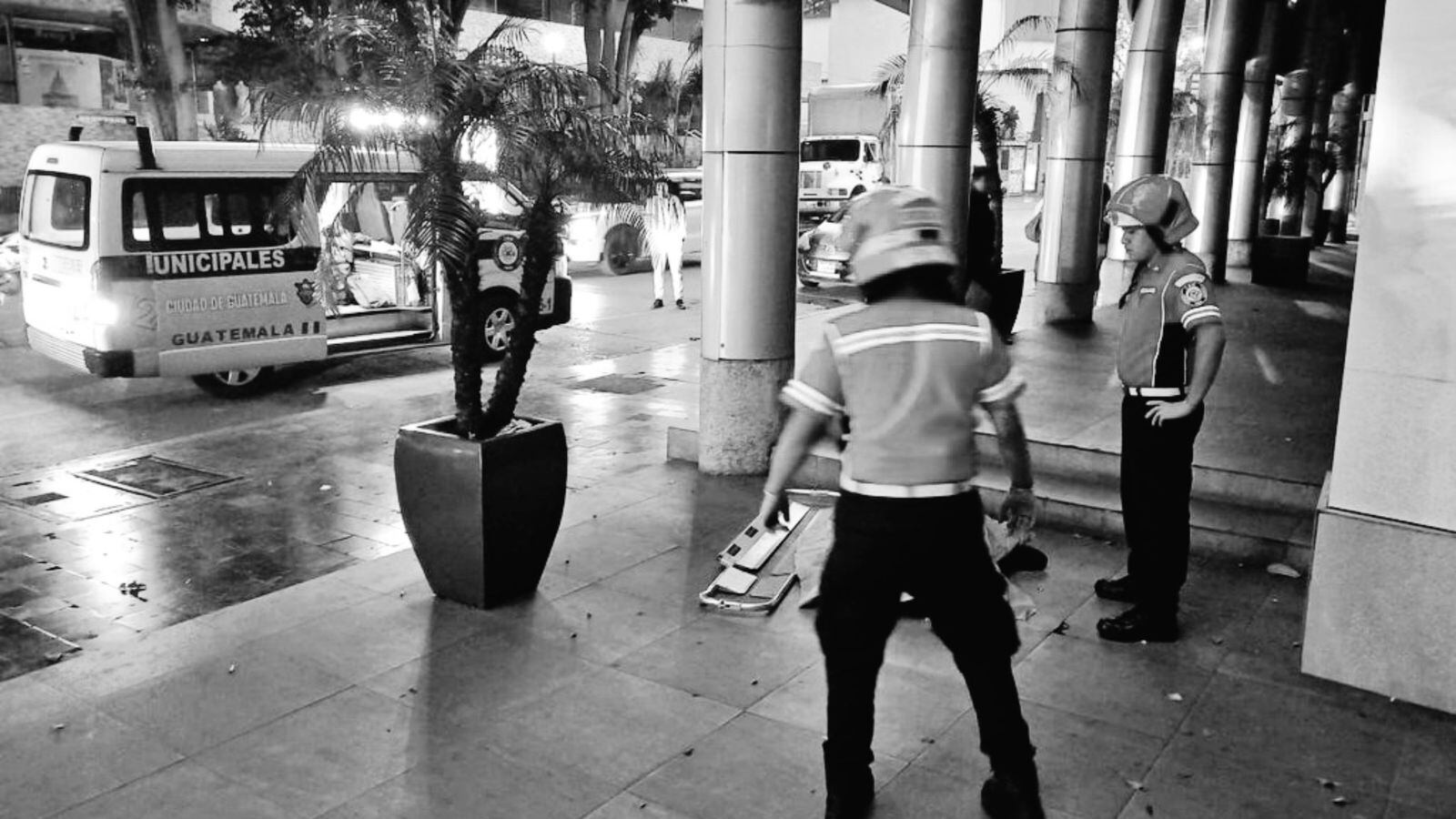 Violencia en plena zona hotelera. Una mujer fue asesinada esta tarde en la 1ra. avenida y 13 calle, zona 10 de la capital.