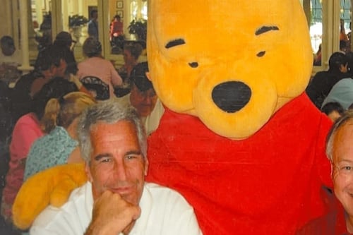 “Ceremonia de mayoría de edad”: Este es el escalofriante mural encontrado en la mansión de Jeffrey Epstein