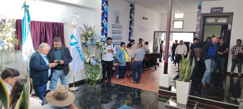 Más de 200 alcaldes provenientes de distintos municipios del país, festejaron este logro. Foto: Stanley Herrarte