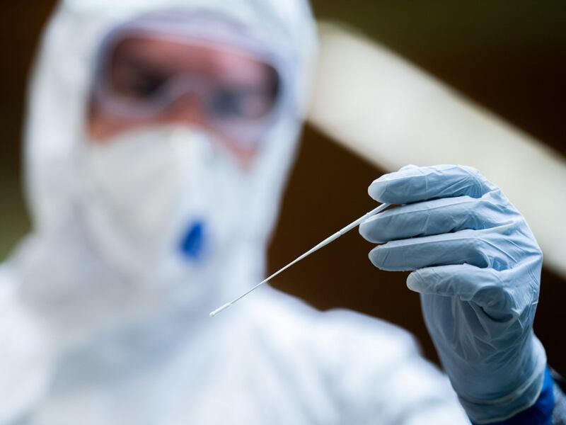 Advierten que nueva cepa del coronavirus está “fuera de control”; suspenden vuelos