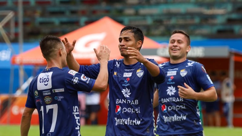 ¡Grave lesión! Ángel Cabrera sufre en la victoria de Cobán Imperial sobre Xinabajul