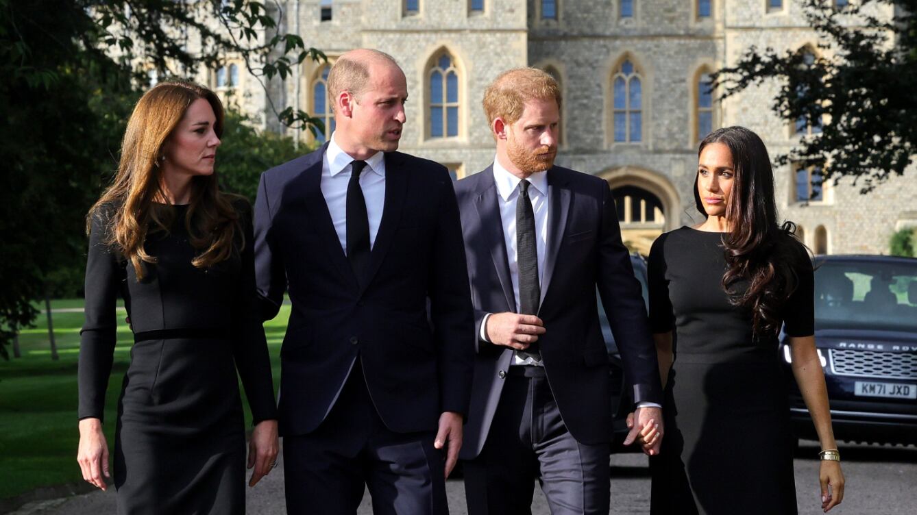 Além das roupas pretas, há outro item que não faltará no look fúnebre das mulheres da realeza, incluindo a princesa de Gales e a duquesa de Sussex: ambas ostentarão os tradicionais véus de luto de renda preta de alguma forma, já que essa é uma rotina nos funerais reais há décadas.