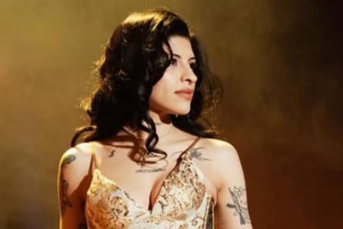 ¡Macabro hallazgo! Cazzu encuentra santería en su puerta y teme ‘venganza’ de los Aguilar